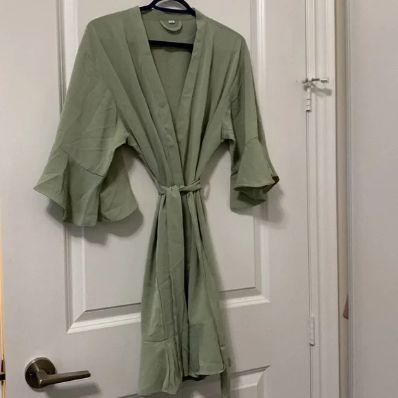 Flowy Green Robe - Picture 4 of 5